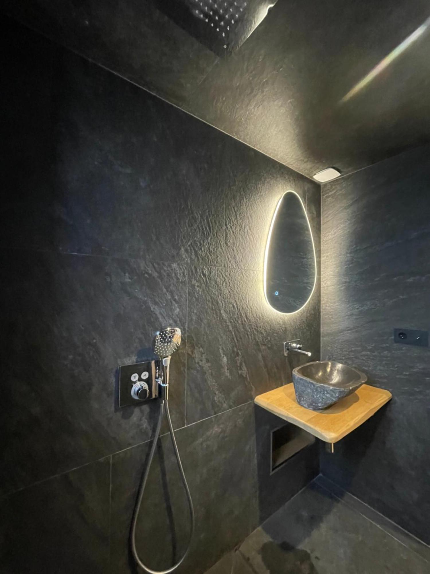 Apparemment Niche Dans Les Arbres Apartment Нарбон Екстериор снимка
